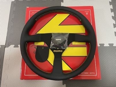 正規輸入品 MOMO ヴェローチェ 35φ BK/イエローステッチ 送料込み！MOMO ヴェローチェ35φ (V-1) BK/イエローステッチ 未使用