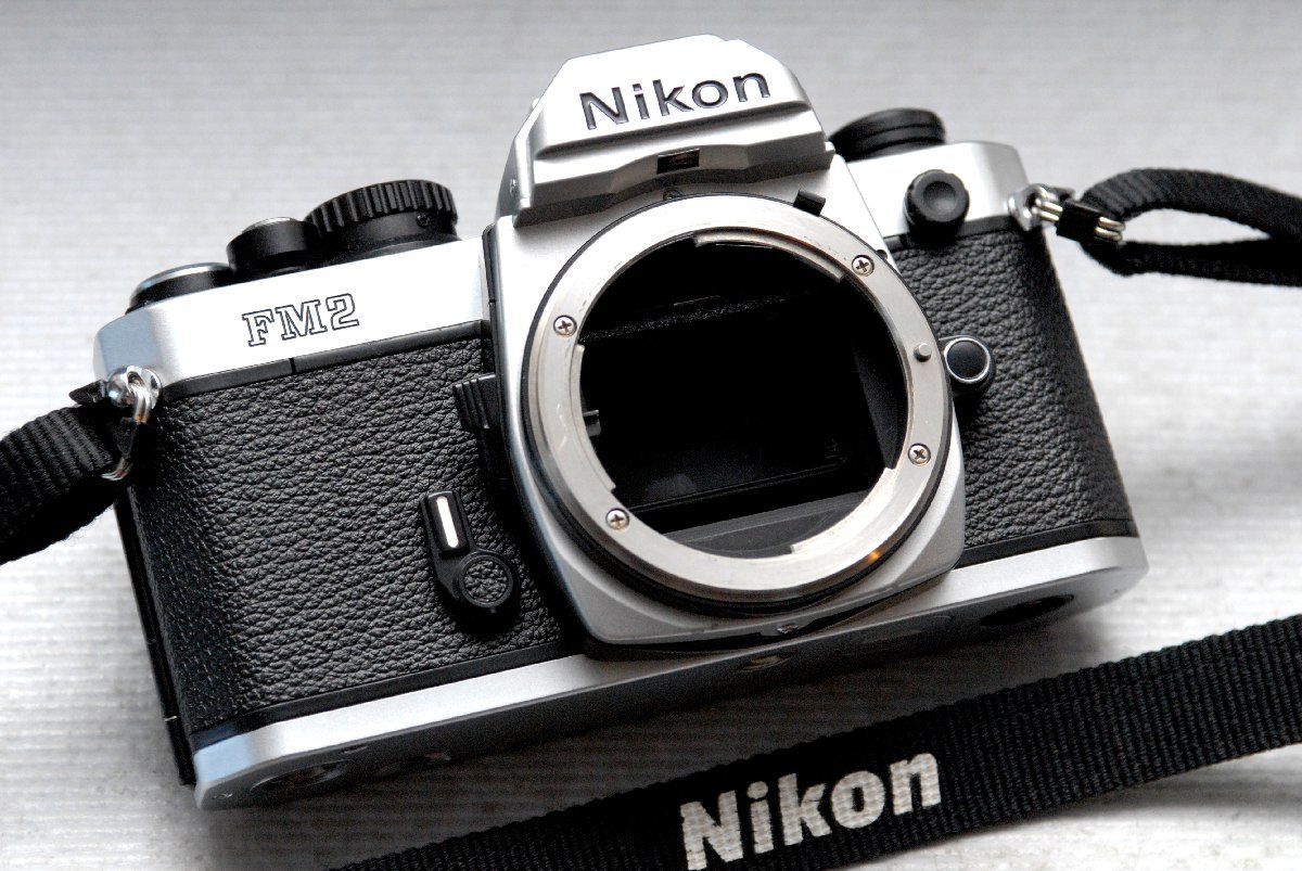 Nikon ニコン人気の高級一眼レフカメラ NEW FM2 黒ボディ 希少な作動品 （