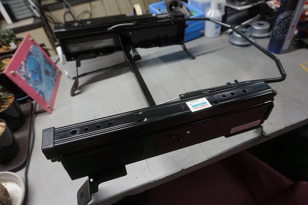 RECARO　シートレール右　運転席側　SJG SJ5　フォレスター　車検対応　エアバックキャンセラー　シートベルト固定ボルト付き