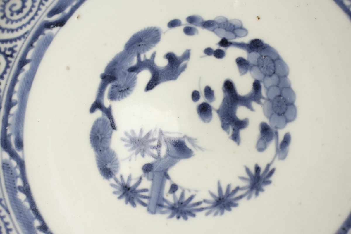 古伊万里染付蛸唐草図大皿 環状松竹梅図 大明成化年製銘 江戸中期～後期 箱なし LIG 古伊万里 大明成化年製 染付 蛸唐草文松竹梅図皿 30.5㎝ 古美術品