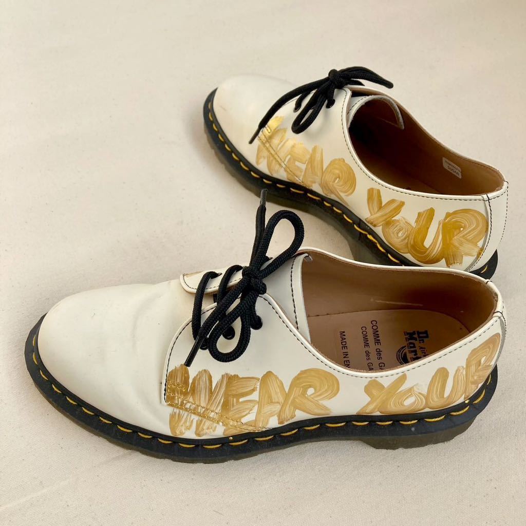 コムデギャルソンコムデギャルソン ドクターマーチン WEAR YOUR FREEDOM メッセージ ペイント 3アイレット プレーントゥ アイボリー GOLD