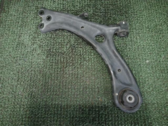 ヴェゼル DBA-RU1 左Fロアアーム 51360-T7A-901