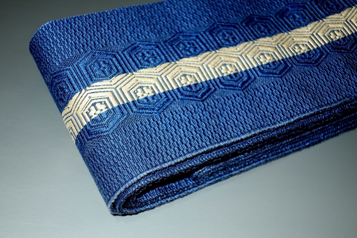 壱土5293 男角帯 本絹桐生織節紬К青瑠璃の盛り亀甲の縞いっぽんどっこ 絹の音がします 未使用