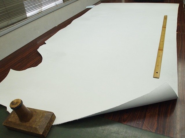 Y-23082833　国産 牛　スムース　150dｓ程度　カット　2.0mm　オフ白　1枚