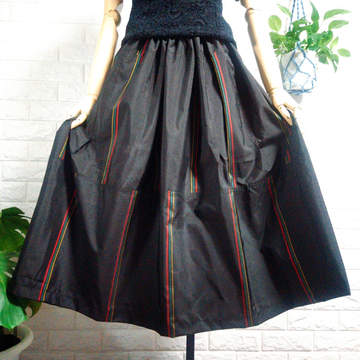 222【大島紬　黒地に縞】 タック ゴムギャザー スカート ・丈８０ｃｍ　ゆったりサイズ　＊ 着物リメイク 手作り ハンドメイド ＊ 　