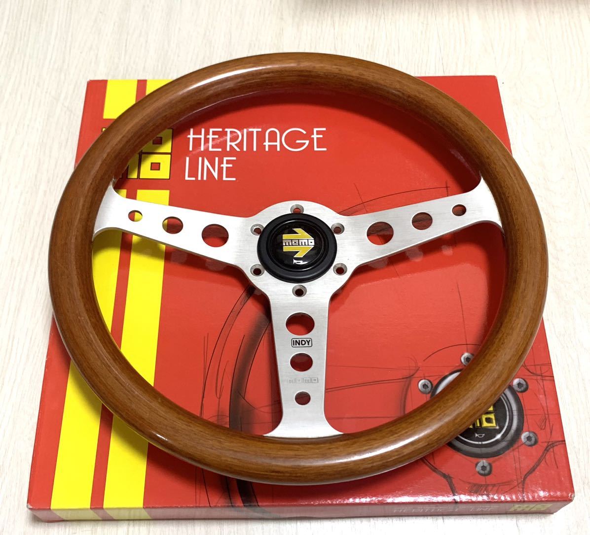 MOMO 35π (モモ) 中古 美品 車 MOMO (モモ) ステアリングINDY 35π