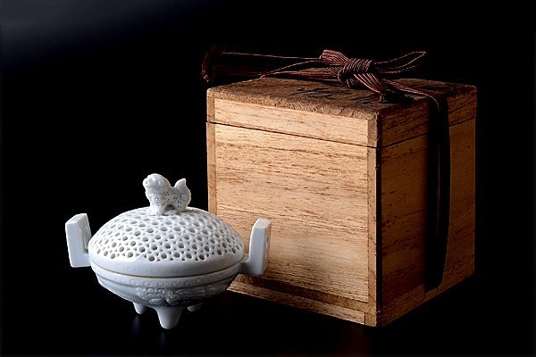 平戸焼 中里茂右衛門造 白磁 鳳凰彫 獅子耳透かし香炉⁄23i039