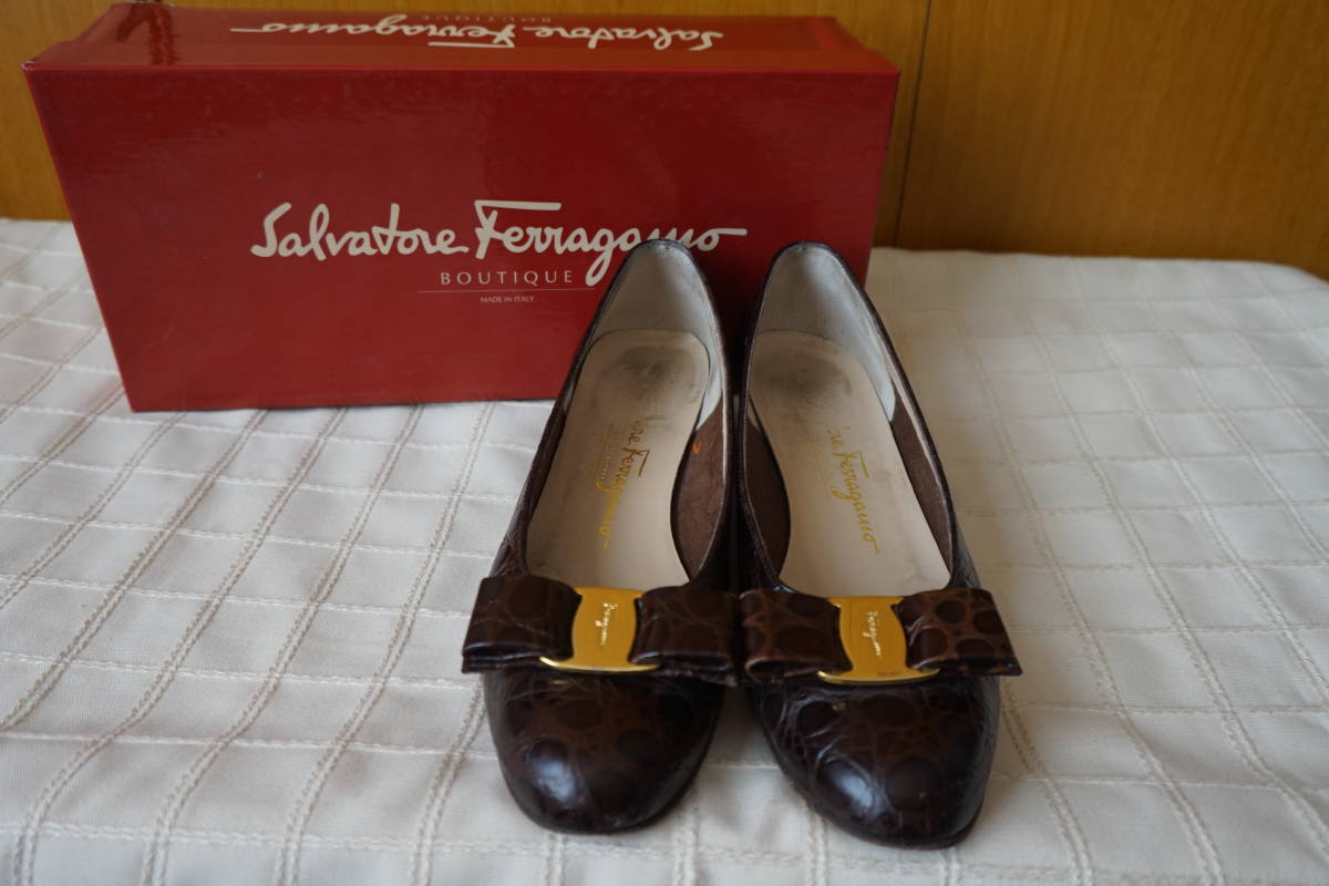 ◇　Salvatore Ferragamo　フェラガモ　◇　イタリア製　varaリボン　クロコ型押しレザーパンプス 　ブラウン　◇　size 6