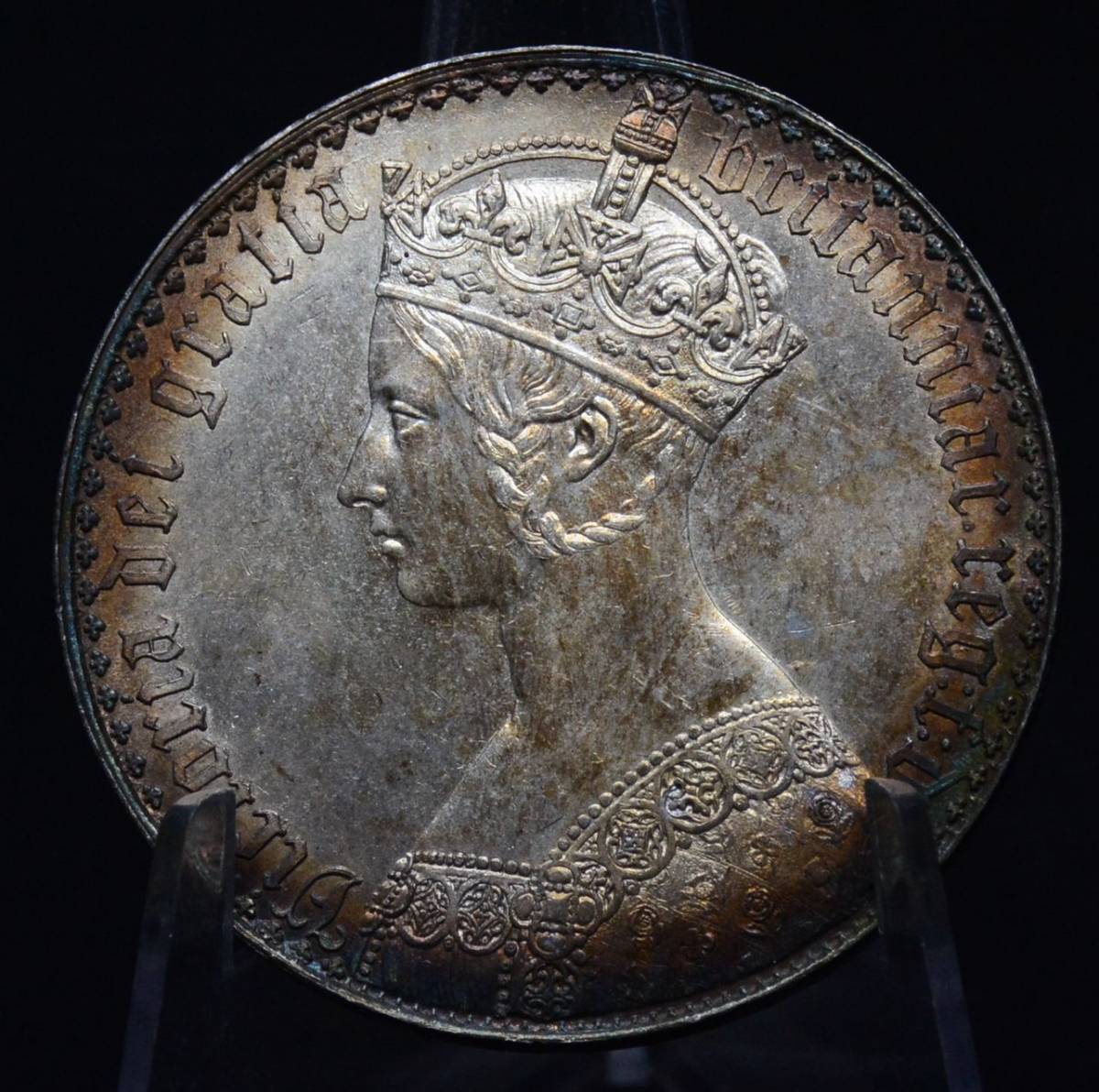32 古銭 銀貨 1847 イギリス銀貨 ヴィクトリア女王 ゴチッククラウン