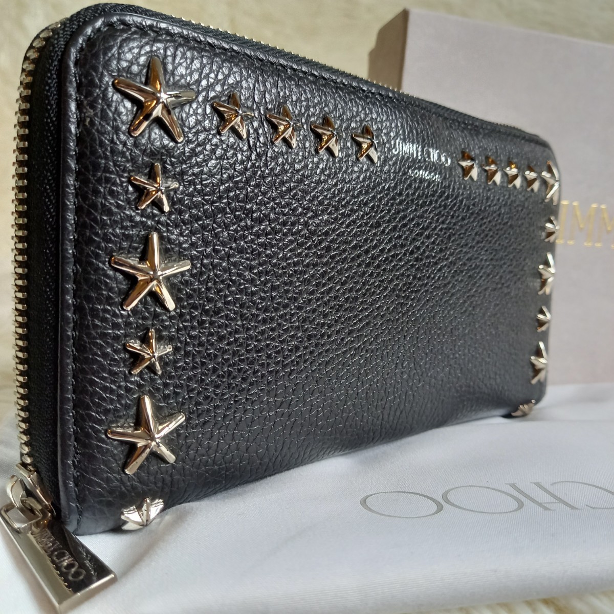1円～　現行モデル　新型　ジミーチュウ　JIMMY CHOO　長財布　ラウンドファスナー　スタッズ　スター　レザー　ブラック　ユニセックス