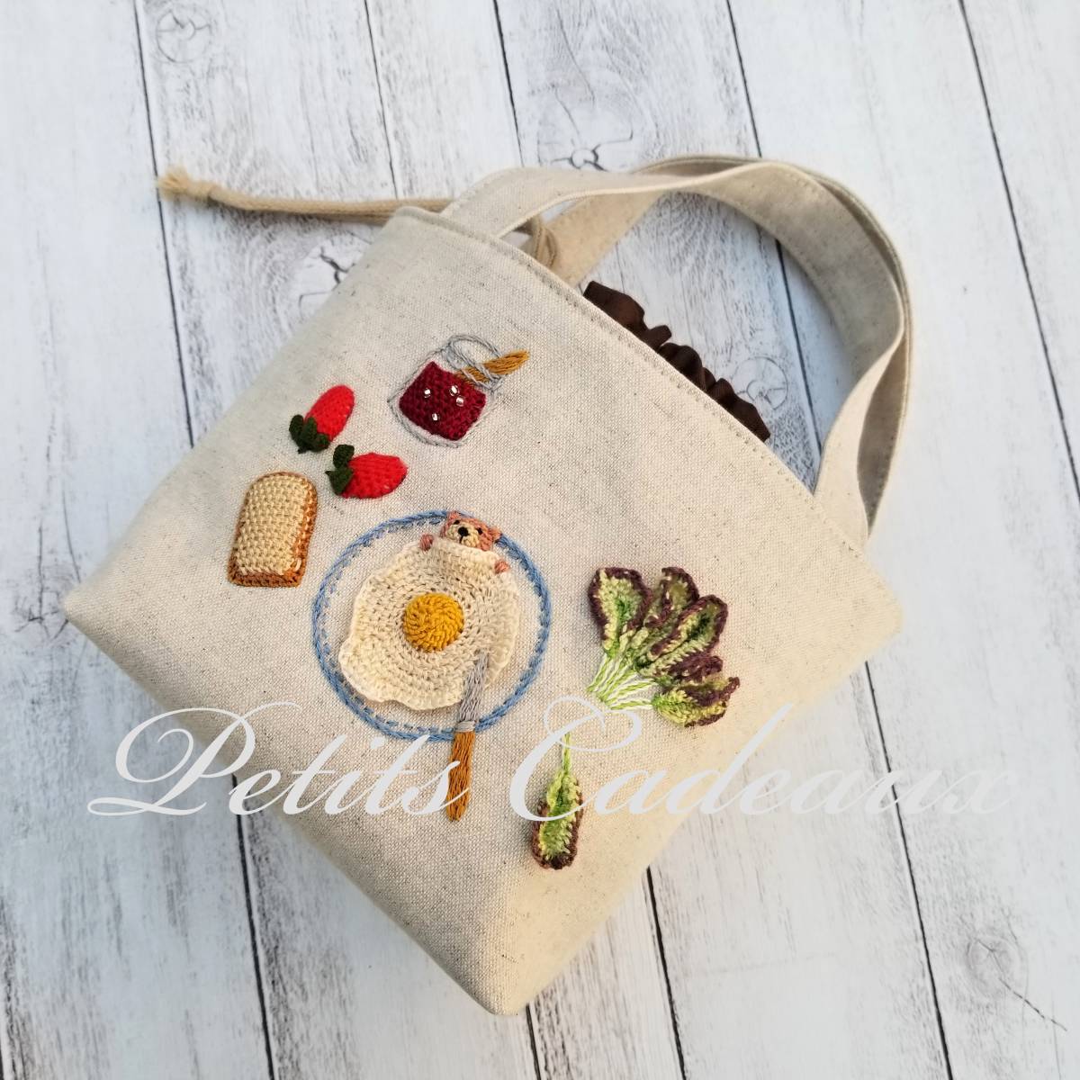 ★☆39　　刺しゅう　刺繍　クマ　朝ごはん　　ハンドメイド♪　ミニ巾着バッグ　☆★