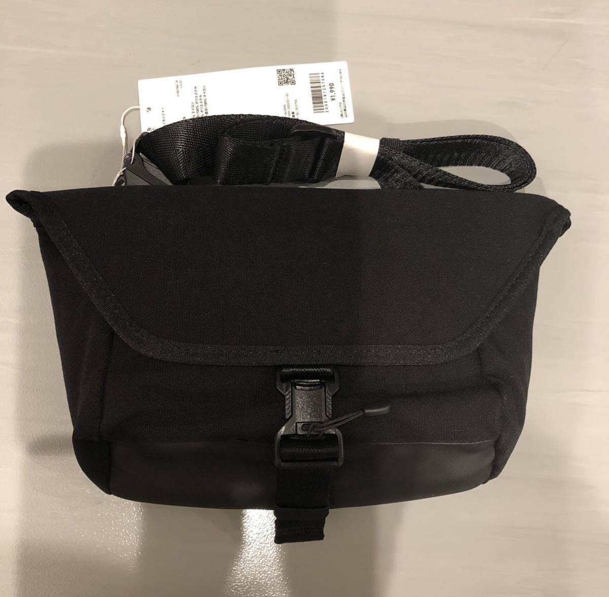 ユニクロ ミニメッセンジャーバッグ 黒