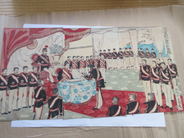 刷物・浮世絵 陸海軍戦功勇士に勲章賜之図 小国政・画 3枚続 明治期