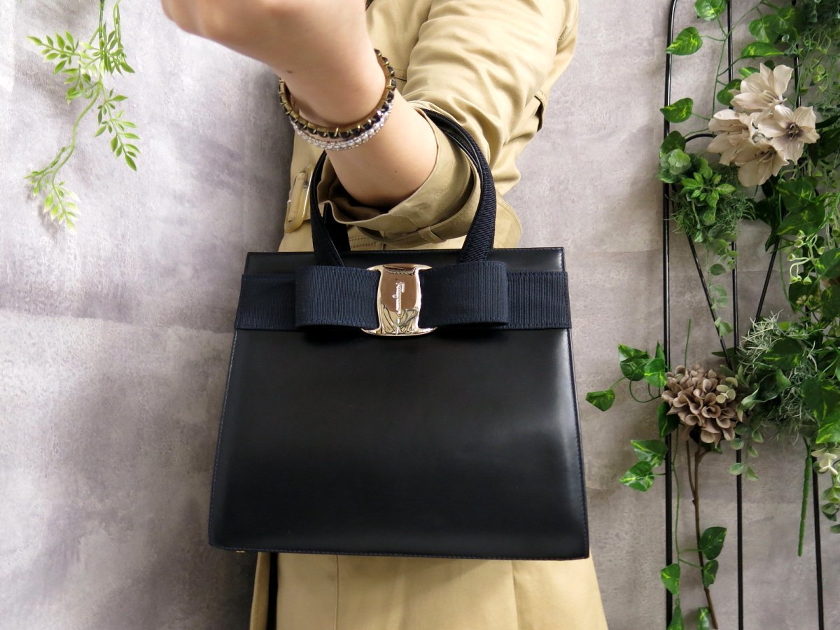 ●超美品●Salvatore Ferragamo フェラガモ●ヴァラリボン●ロゴ型押し●カーフ レザー 本革●ハンド バッグ●ネイビー●SV金具●Js42469