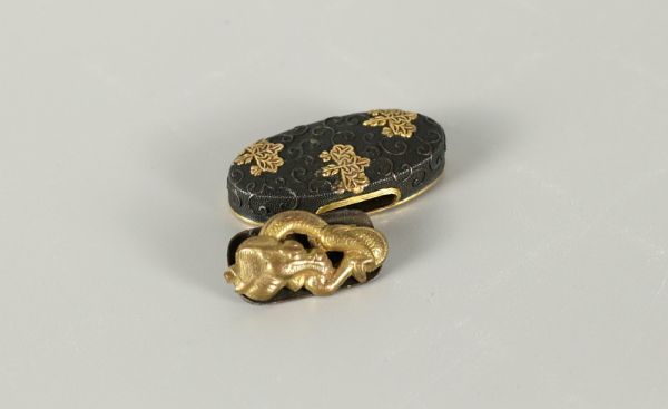 4071□ 桐唐草文縁頭 龍文かます金具 2点 刀装具 武具 細密彫刻 刀装具