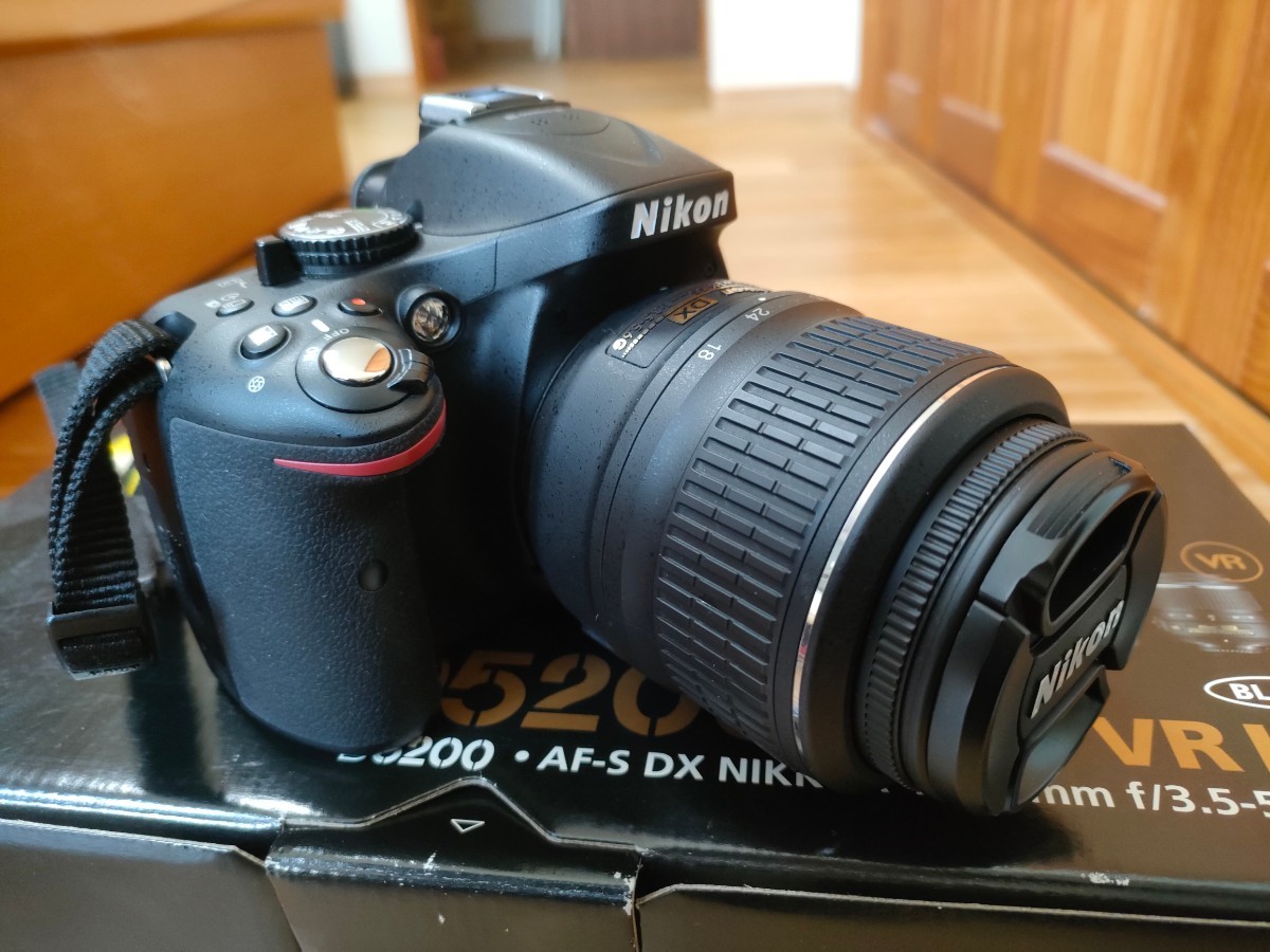 NIKON D5200 18-55mm VRキット ショット数2500 美品 D5200 Nikon VR