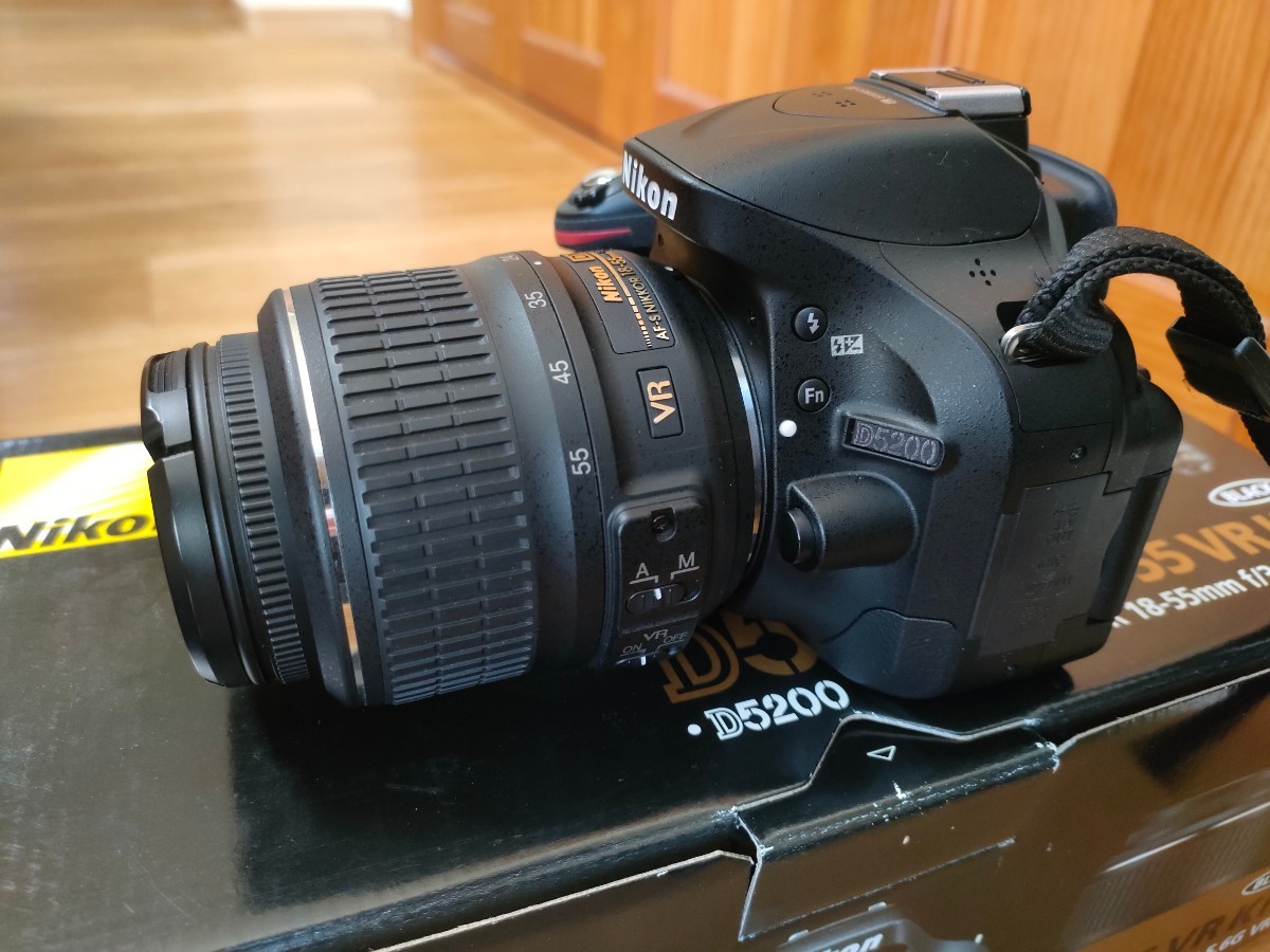 NIKON D5200 18-55mm VRキット ショット数2500 美品 D5200 Nikon VR