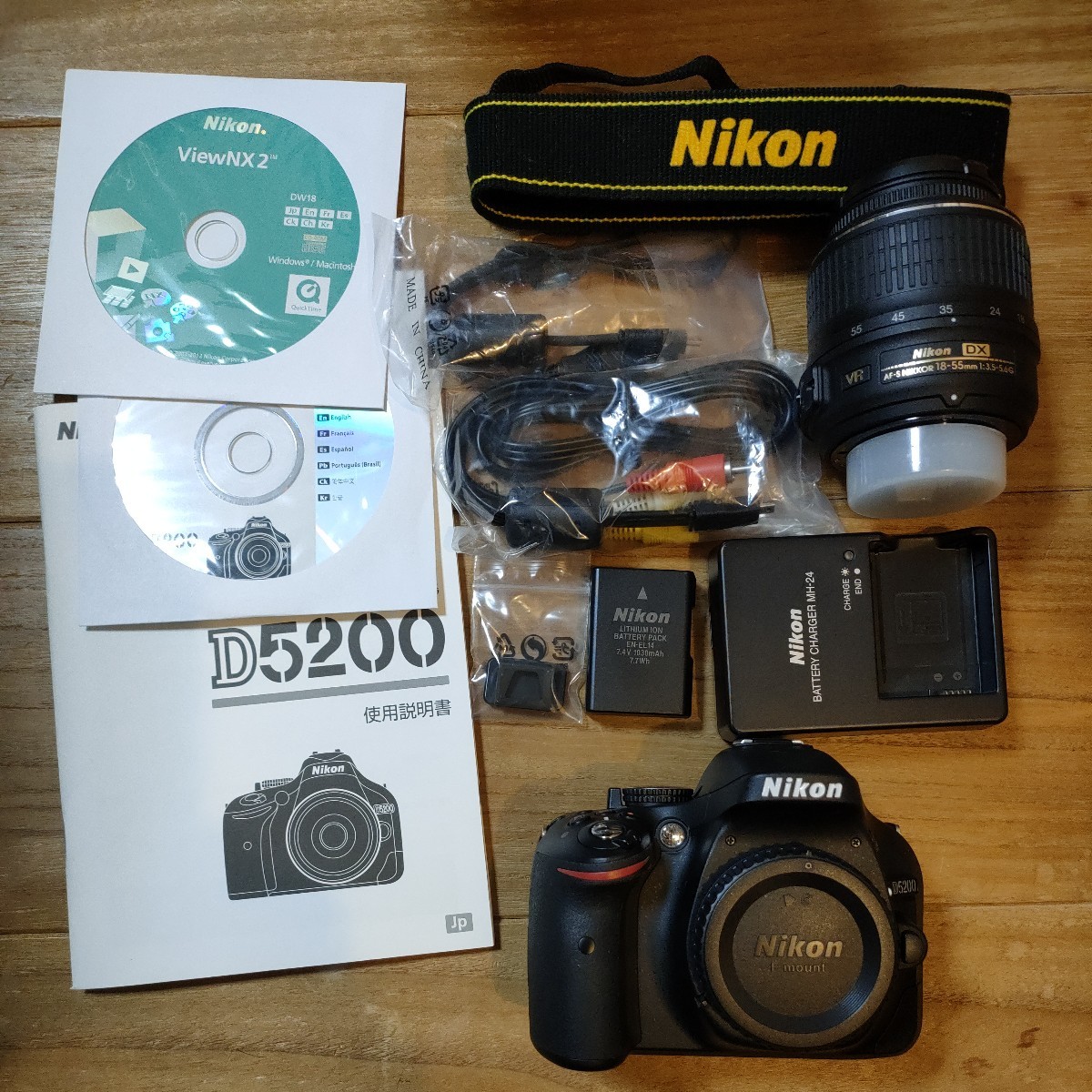 NIKON D5200 18-55mm VRキット ショット数2500 美品 D5200 Nikon VR