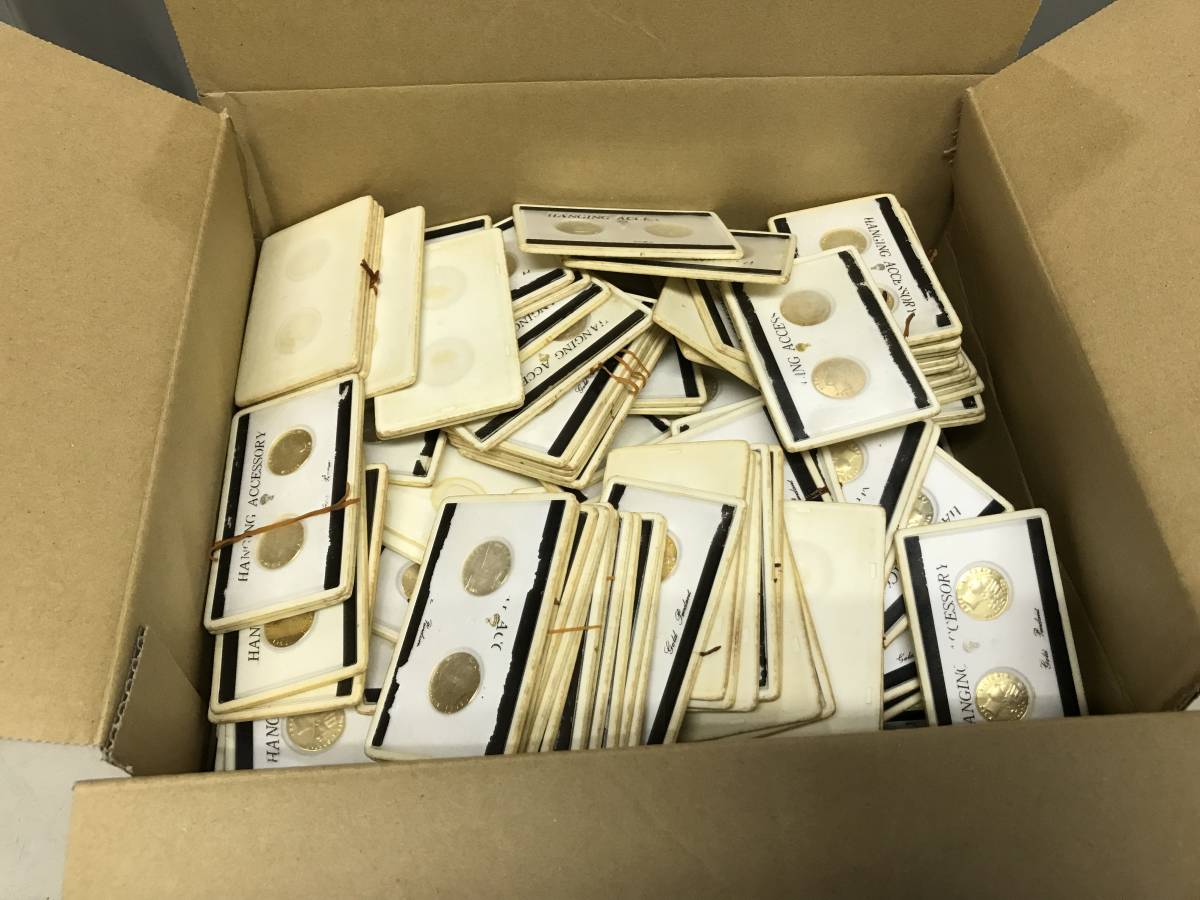 YS3151★パチンコ景品　昭和平成初期レトロ　大量お得　100枚　コイン　白　札　プレート　特殊景品　コレクション