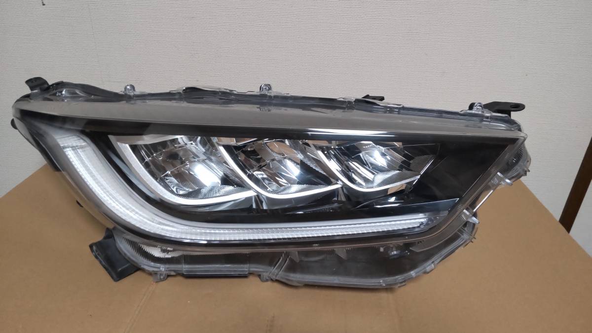 ヤリス　LEDライト　右　　破損なし