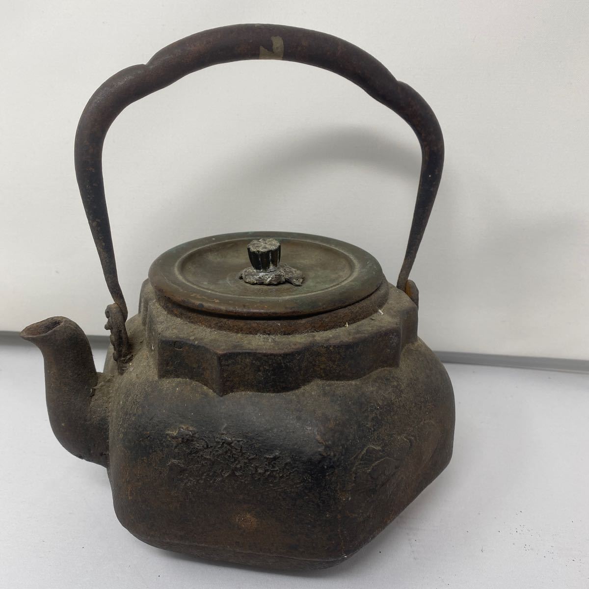 C0198D9 龍文堂造 富士形鉄瓶 知了紋 透彫花形銅摘蓋 茶道具 煎茶道具