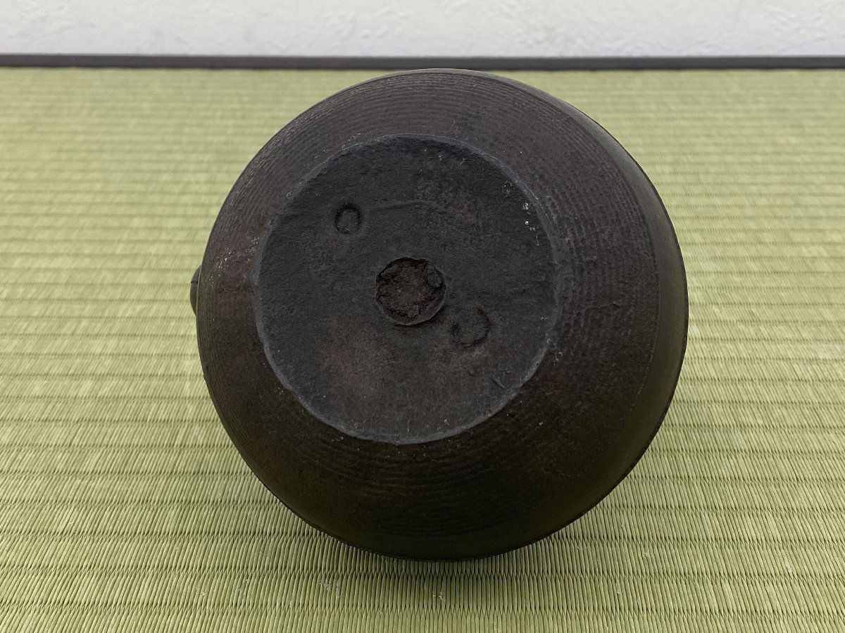 A1002鉄瓶 大国寿郎作 蝶文 湯沸 茶道具 重量2464g 1500ml 名人 大國寿郎 大国 陰刻 笹彫 鉄瓶 丸型 湯沸 薬缶 水次 水注 水漏れ