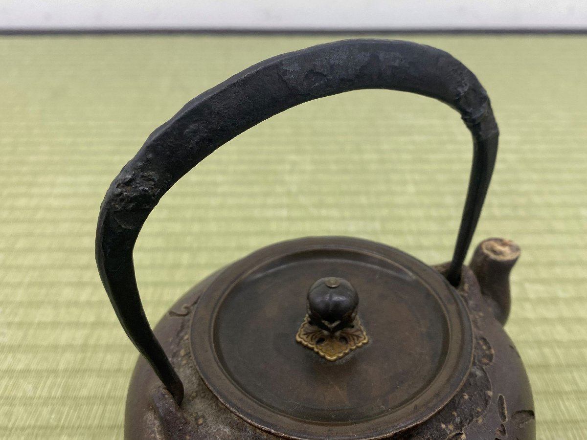 名人 大國寿郎 大国 陰刻 笹彫 鉄瓶 丸型 湯沸 薬缶 水次 水注 水漏れ