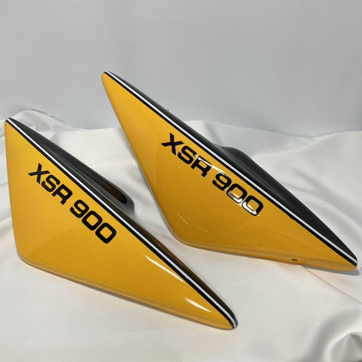 YAMAHA●ヤマハ●XSR900 サイドカバー アニバーサリー ヤマハ YAMAHA XSR900 アニバーサリーカラー イエロー ストロボ サイド