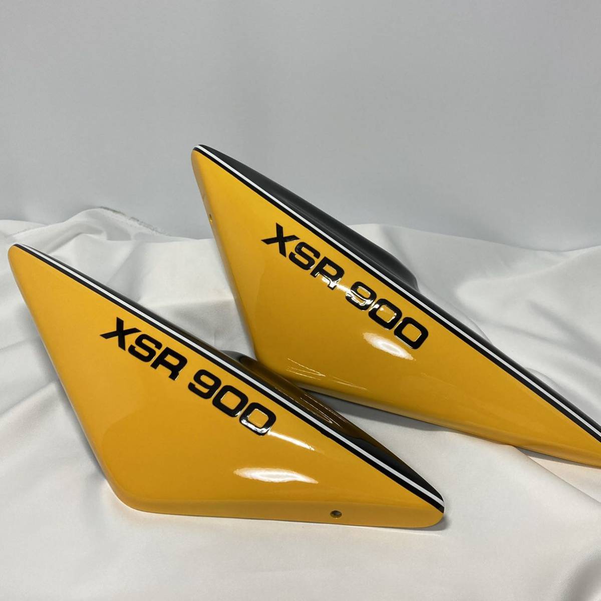 YAMAHA●ヤマハ●XSR900 サイドカバー アニバーサリー ヤマハ YAMAHA XSR900 アニバーサリーカラー イエロー ストロボ サイド