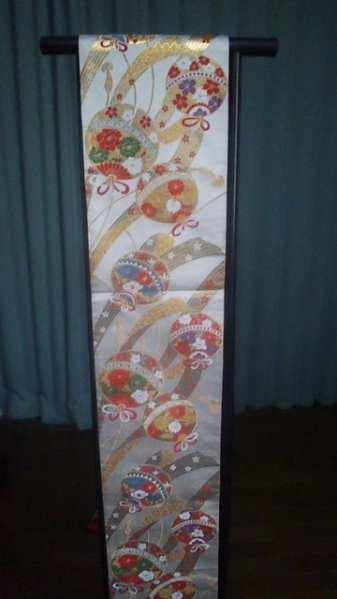 華やかで豪華絢爛な手鞠と桜の柄が美しい一点七五三にいかが