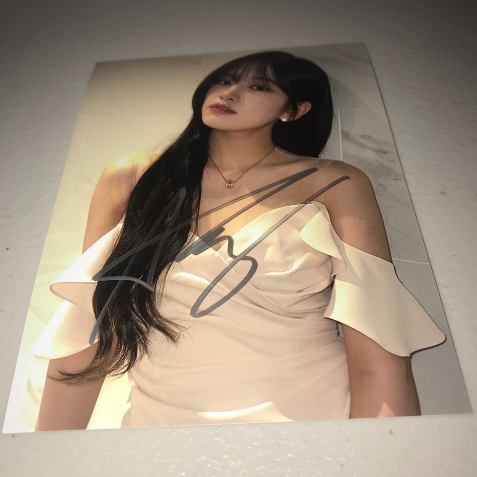 ユジン(IVE)◎スチール写真(2Lサイズ)◎直筆サイン(サイン)｜売買され