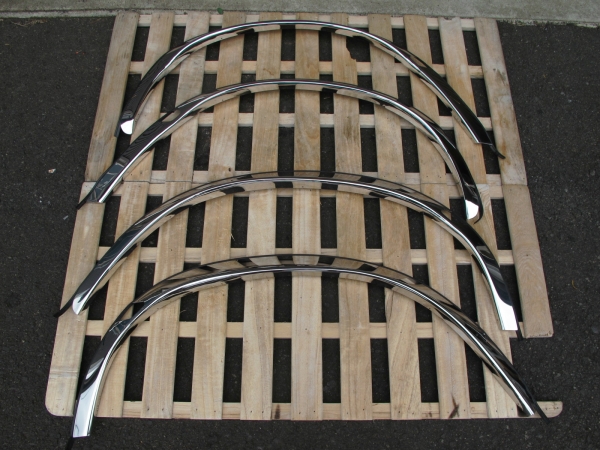 ★メルセデス ベンツ W116 フェンダートリム 【未使用在庫品】