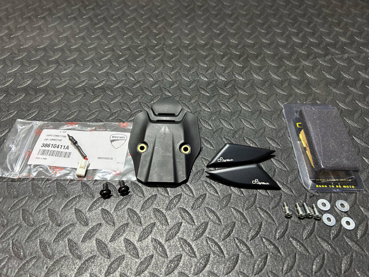 DUCATI（ドゥカティ）パニガーレV4・V4S　 ナンバープレートホルダー取り外しカバー（純正）　ミラーホールカバー　セット_1