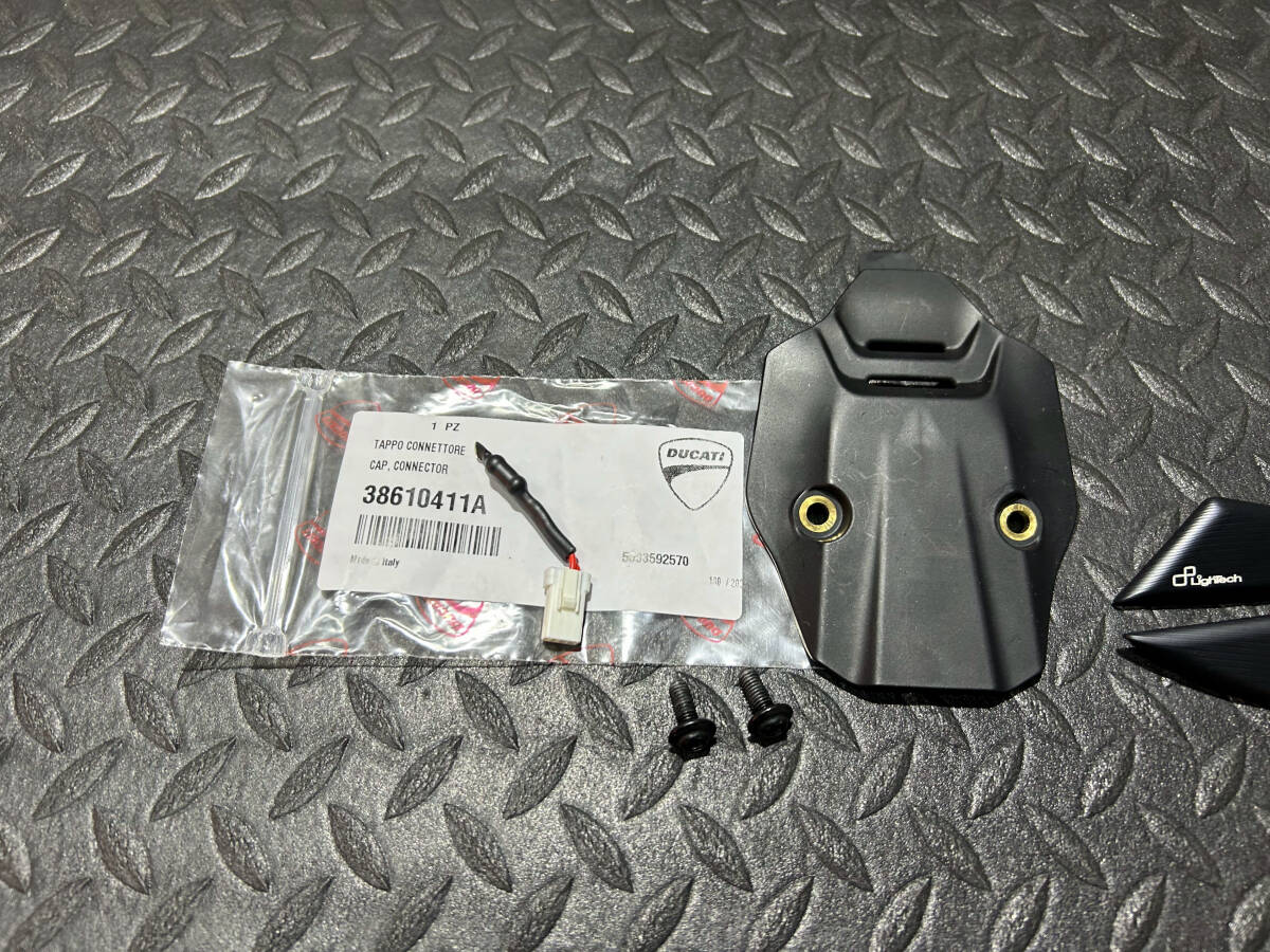 DUCATI（ドゥカティ）パニガーレV4・V4S　 ナンバープレートホルダー取り外しカバー（純正）　ミラーホールカバー　セット_2