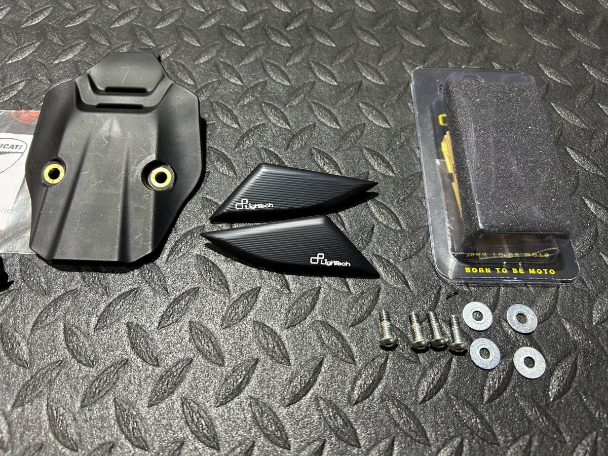 DUCATI（ドゥカティ）パニガーレV4・V4S　 ナンバープレートホルダー取り外しカバー（純正）　ミラーホールカバー　セット_3