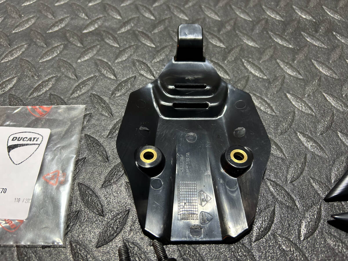 DUCATI（ドゥカティ）パニガーレV4・V4S　 ナンバープレートホルダー取り外しカバー（純正）　ミラーホールカバー　セット_4