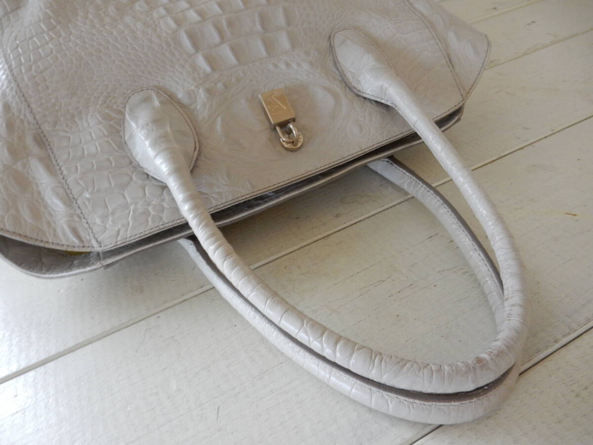 ルーマニア製☆本革☆FURLA(フルラ)☆カイマン型押し☆A4対応☆レザー 