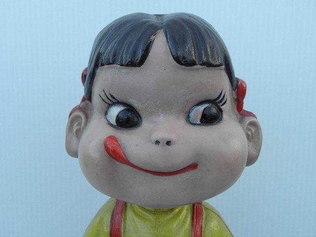 84 不二家 ペコちゃん 首振り セルロイド 人形 黄色 木製台 / 昭和レトロ 企業物 当時物 _2