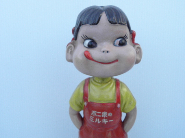 84 不二家 ペコちゃん 首振り セルロイド 人形 黄色 木製台 / 昭和レトロ 企業物 当時物 _3