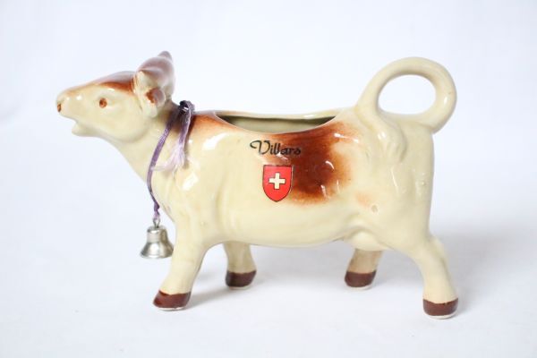 スイス ヴィンテージ 古い陶器の牛の形のクリーマー カウベル付き 美品