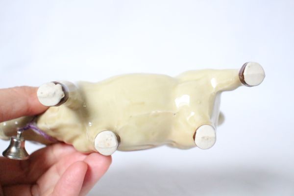 スイス ヴィンテージ 古い陶器の牛の形のクリーマー カウベル付き 美品