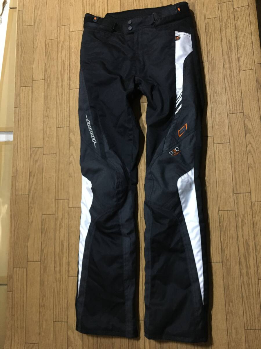 展示品 HYOD D3o 秋冬対応商品 裏地フリース ストレッチカーゴジーンズ Mサイズ(表記30）ウエスト幅76-78cm 身長166-172cm D3o膝パッド付き HYOD D3O 裏地フリース ストレッチジーンズ ナイロン素材ストレッチ ライディング