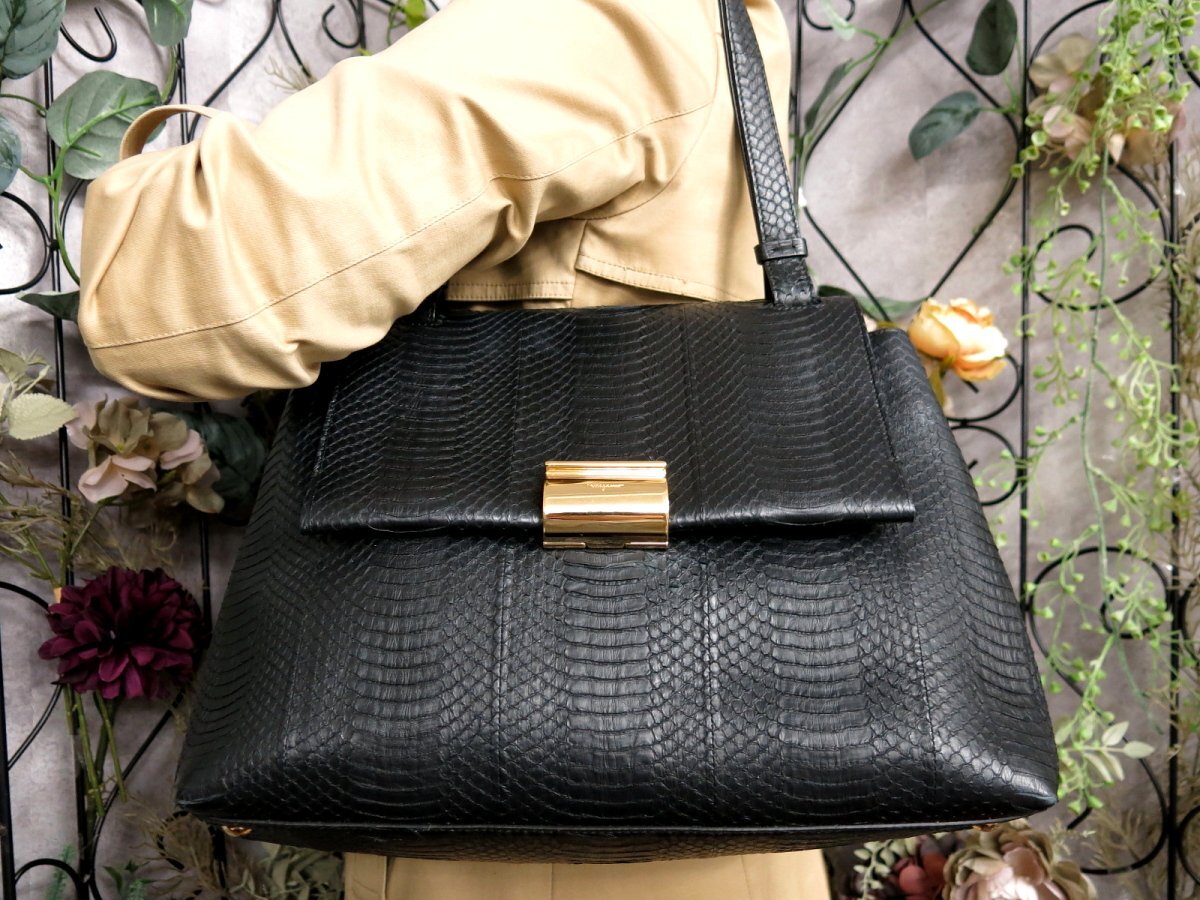 ○超美品○Salvatore Ferragamo フェラガモ○パイソン 型押し レザー 