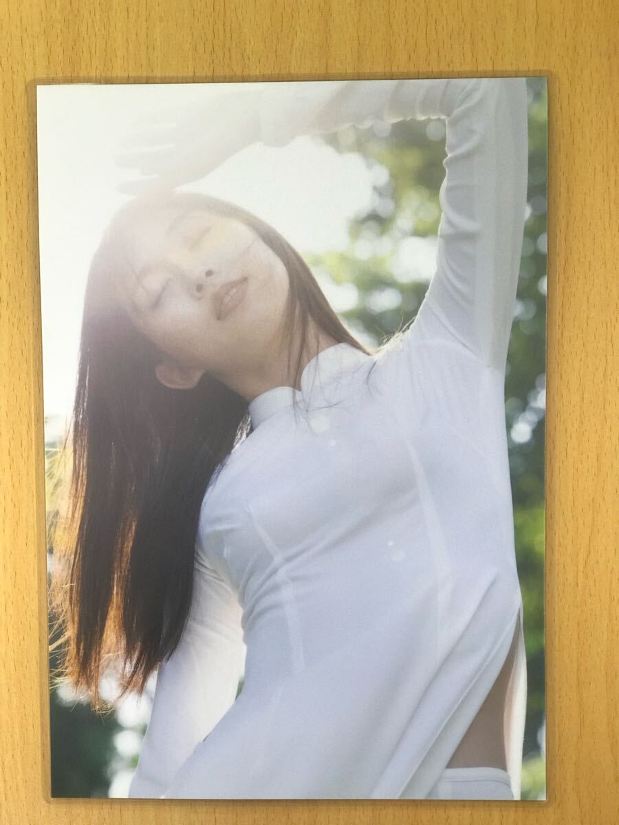150μm厚手ラミネート加工】雑誌の切り抜き 牧野真莉愛4ページ 水着