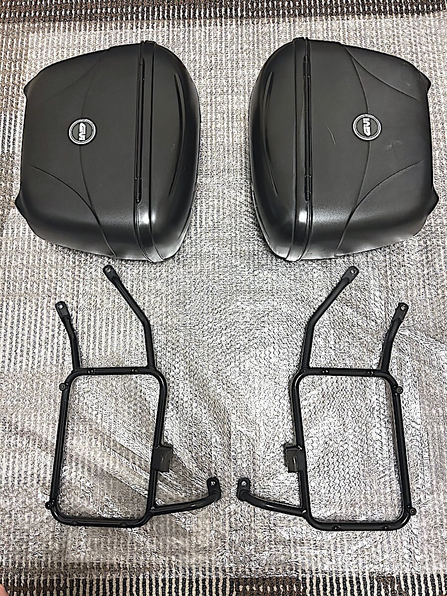 新作入荷,限定SALE 【取付部品を追加しあらためて出品】GIVI E21 サイドパニアケース + モトコSUZUKI GSR250用サイドマウント 両側2個セット 鍵4個付き 中古