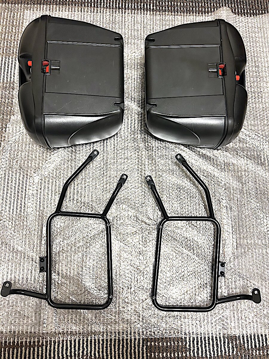 新作入荷,限定SALE 【取付部品を追加しあらためて出品】GIVI E21 サイドパニアケース + モトコSUZUKI GSR250用サイドマウント 両側2個セット 鍵4個付き 中古