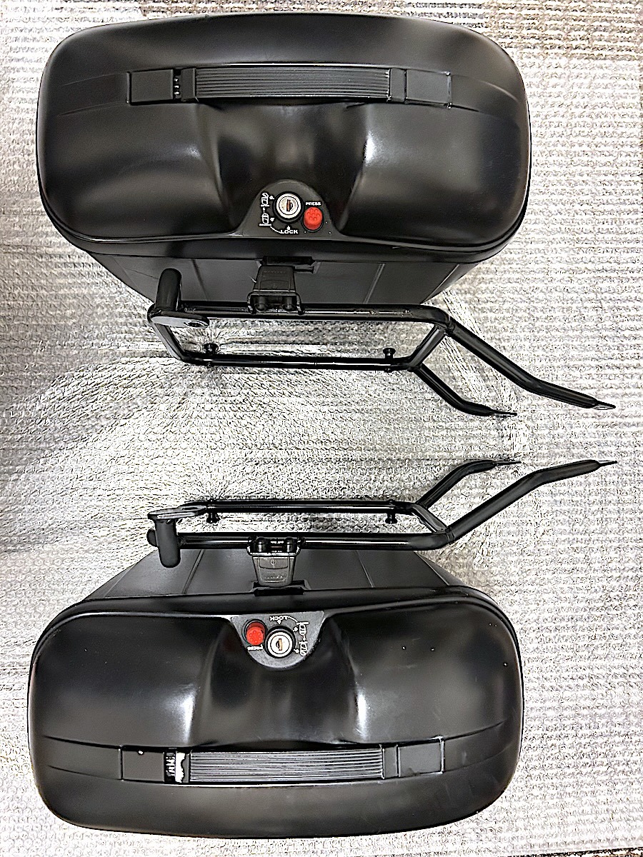 新作入荷,限定SALE 【取付部品を追加しあらためて出品】GIVI E21 サイドパニアケース + モトコSUZUKI GSR250用サイドマウント 両側2個セット 鍵4個付き 中古
