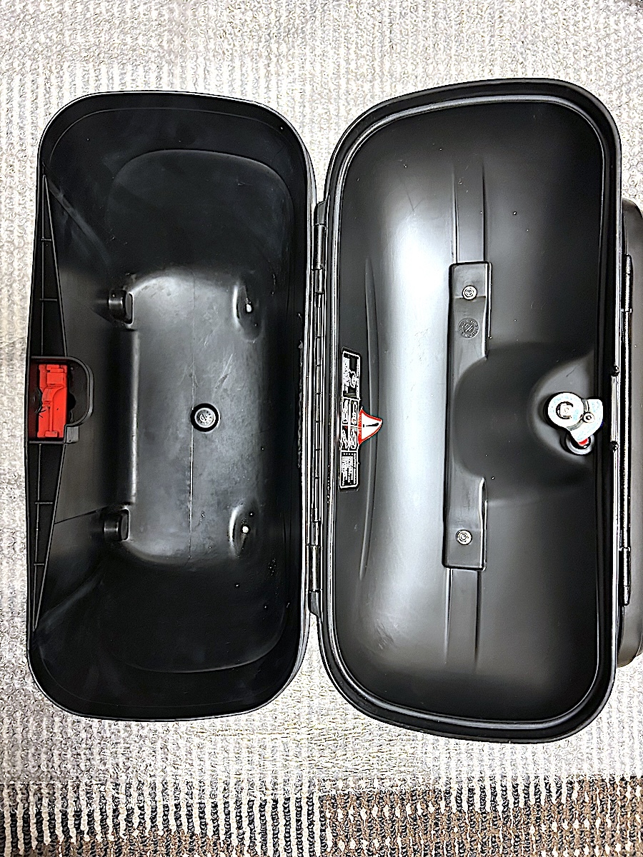 新作入荷,限定SALE 【取付部品を追加しあらためて出品】GIVI E21 サイドパニアケース + モトコSUZUKI GSR250用サイドマウント 両側2個セット 鍵4個付き 中古