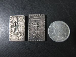 日本銀幣　二朱銀 以南鐐八片換小判一兩 本物　上品　約8g 以南鐐八片換小判一両の値段と価格推移は？｜3件の売買データから以
