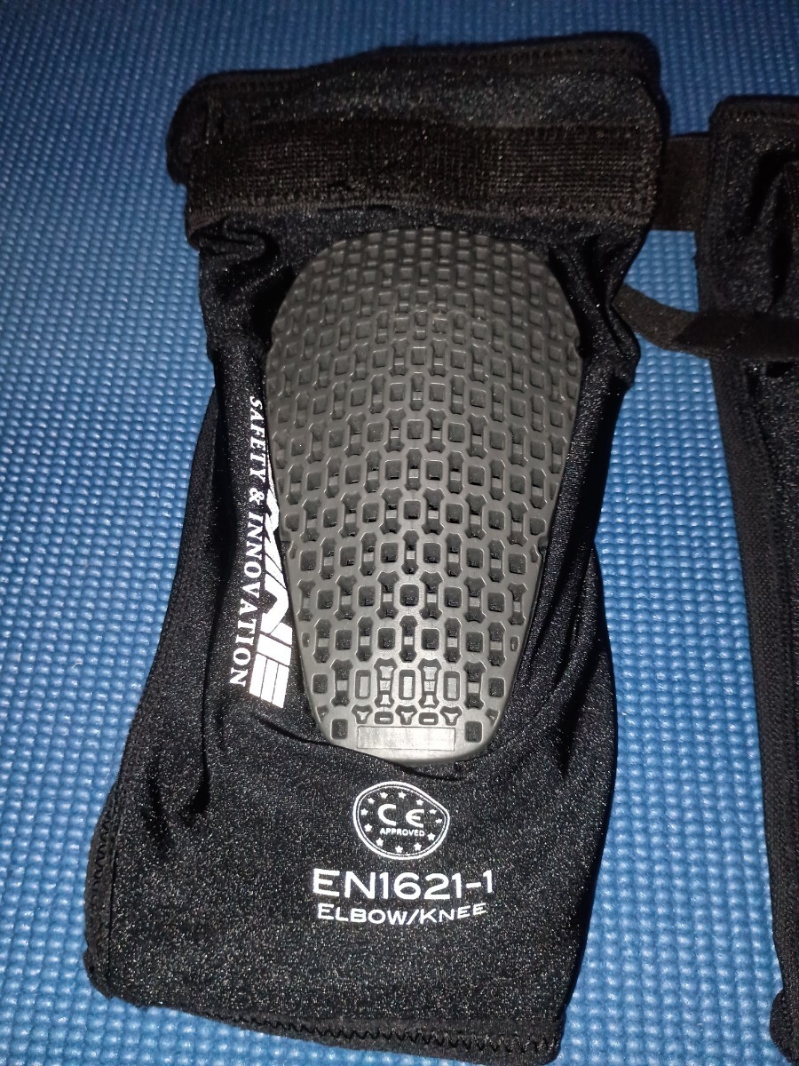 コミネ　SK-827 エアスルーCE サポートニーガードフィット　多数通気孔　CE規格　膝プロテクター。 サポータータイプ軽量薄_3